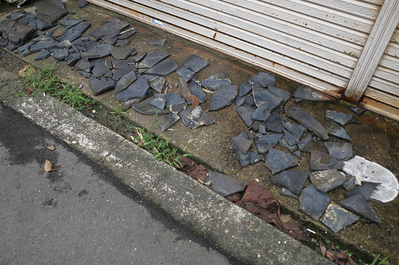 屋根から破片が落ちてきた